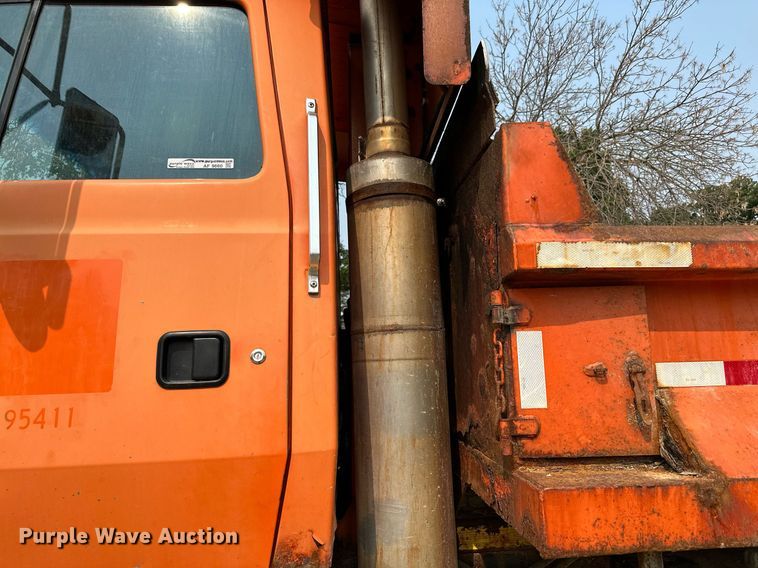image for item AF9660 1995 Ford L8000  dump truck