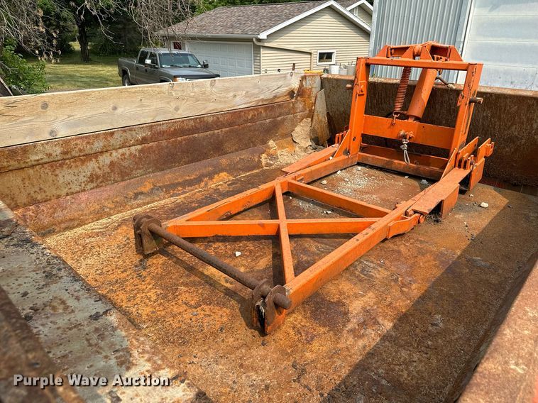 image for item AF9660 1995 Ford L8000  dump truck