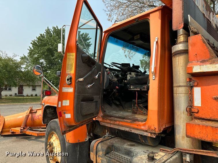 image for item AF9660 1995 Ford L8000  dump truck