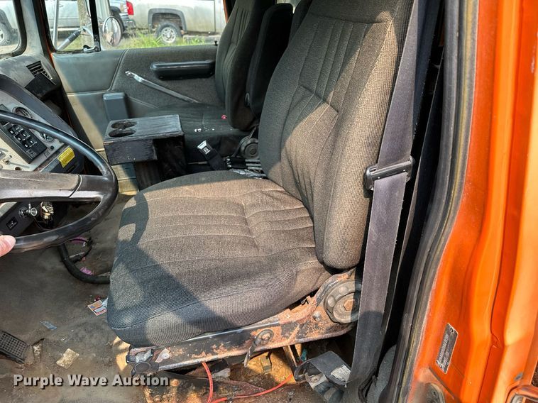 image for item AF9660 1995 Ford L8000  dump truck