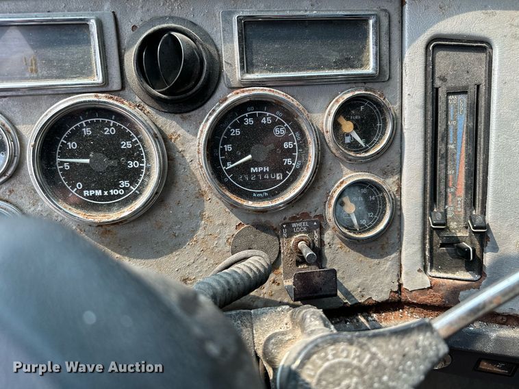 image for item AF9660 1995 Ford L8000  dump truck