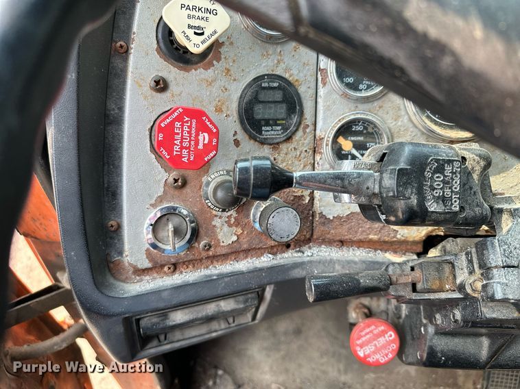 image for item AF9660 1995 Ford L8000  dump truck