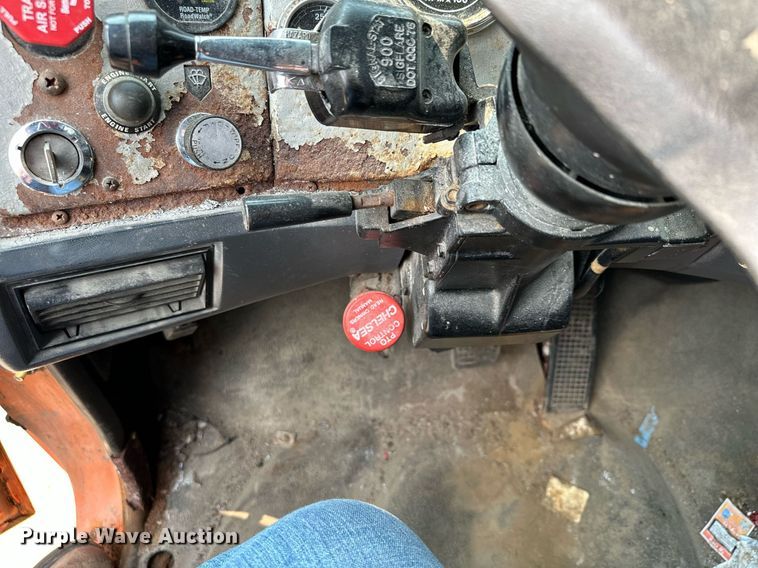 image for item AF9660 1995 Ford L8000  dump truck