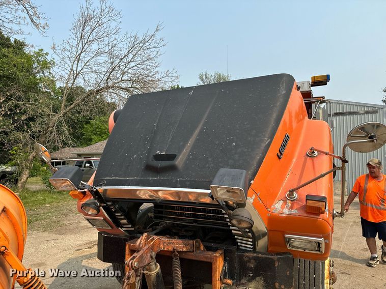 image for item AF9660 1995 Ford L8000  dump truck