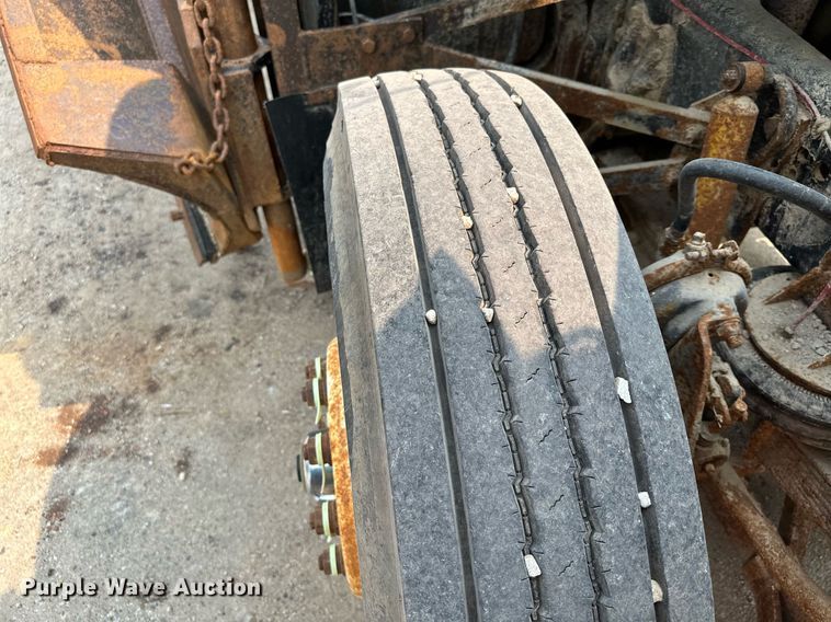 image for item AF9660 1995 Ford L8000  dump truck