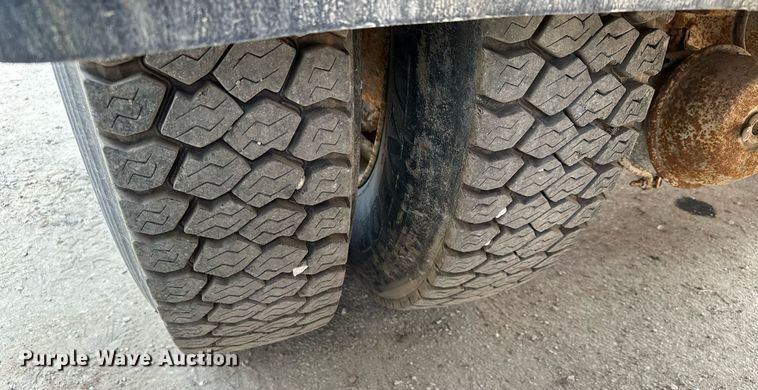 image for item AF9660 1995 Ford L8000  dump truck