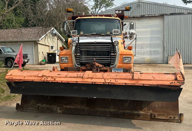 image for item AF9661 1995 Ford L8000  dump truck