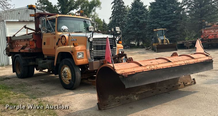 image for item AF9661 1995 Ford L8000  dump truck