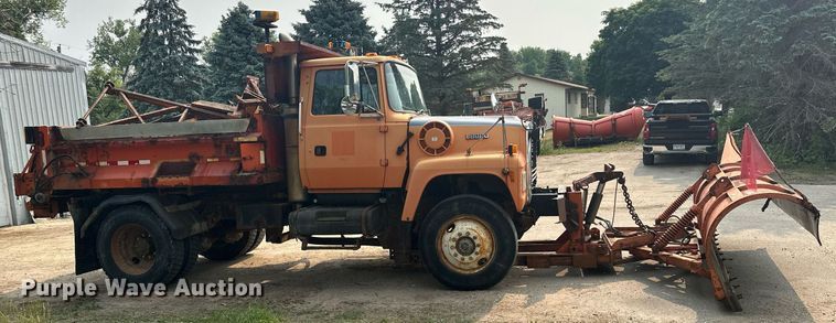 image for item AF9661 1995 Ford L8000  dump truck