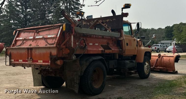 image for item AF9661 1995 Ford L8000  dump truck