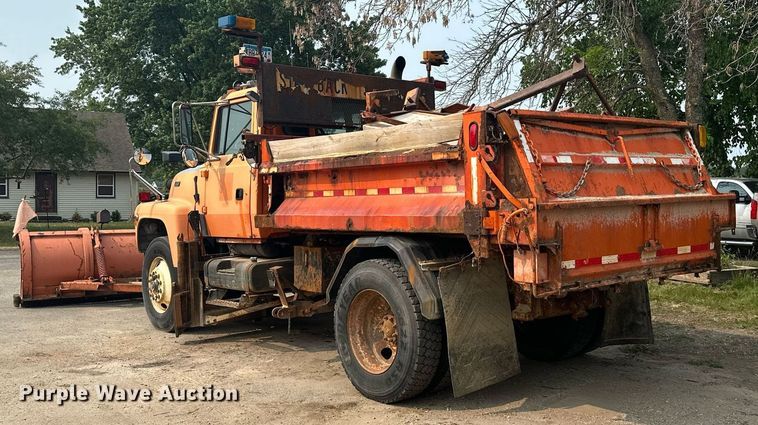 image for item AF9661 1995 Ford L8000  dump truck