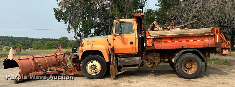 image for item AF9661 1995 Ford L8000  dump truck