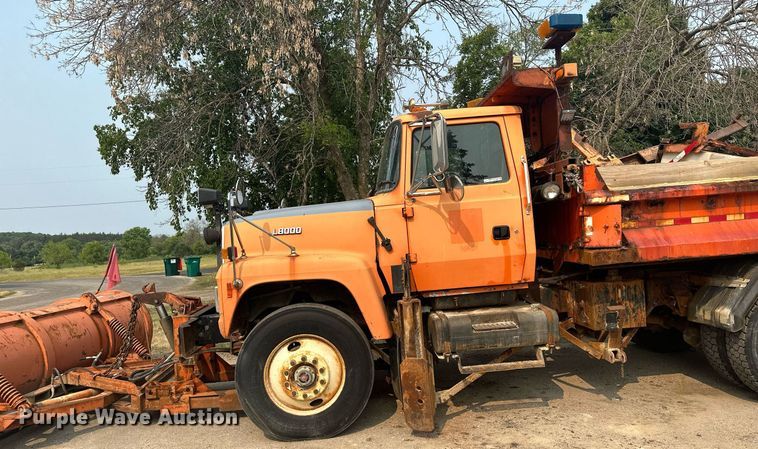 image for item AF9661 1995 Ford L8000  dump truck