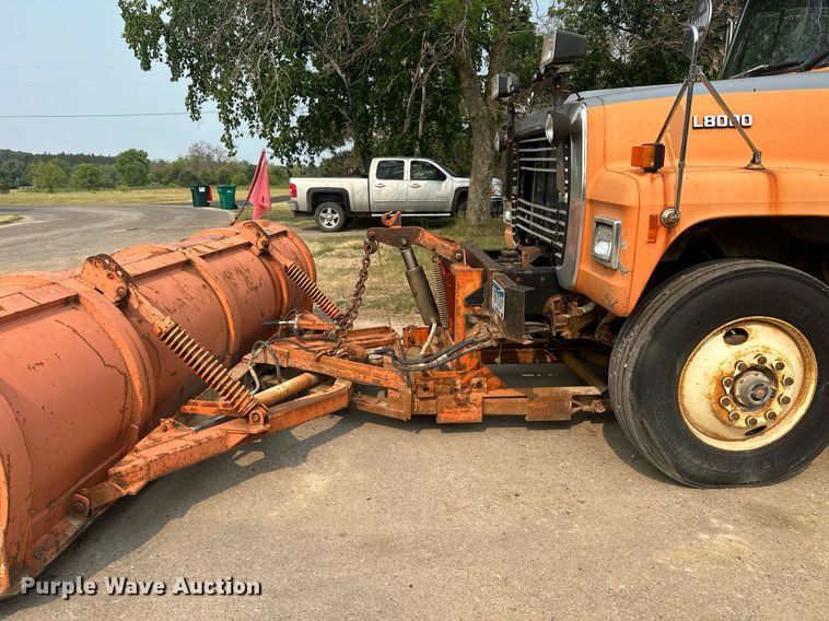 image for item AF9661 1995 Ford L8000  dump truck