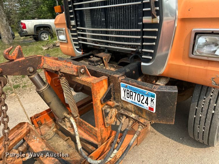 image for item AF9661 1995 Ford L8000  dump truck