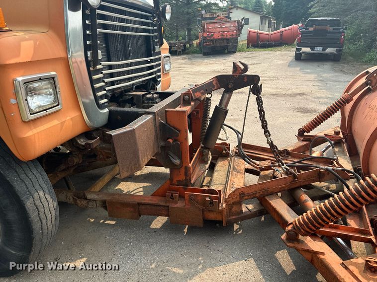 image for item AF9661 1995 Ford L8000  dump truck