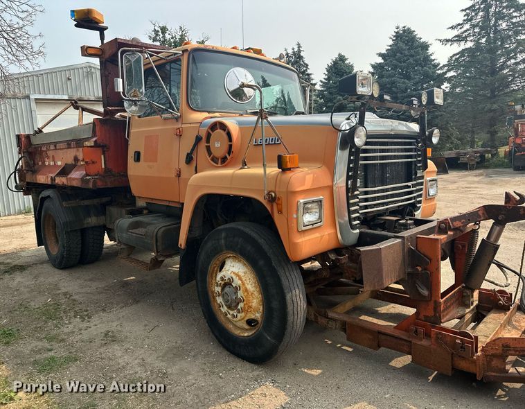 image for item AF9661 1995 Ford L8000  dump truck