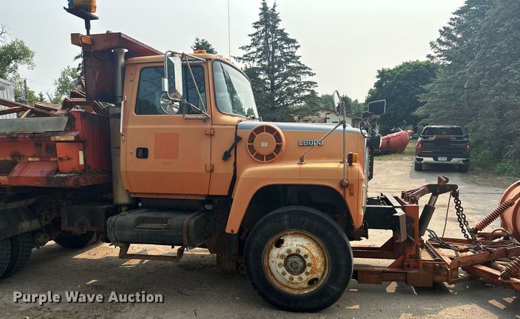 image for item AF9661 1995 Ford L8000  dump truck