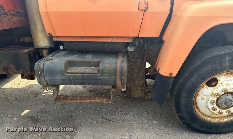 image for item AF9661 1995 Ford L8000  dump truck