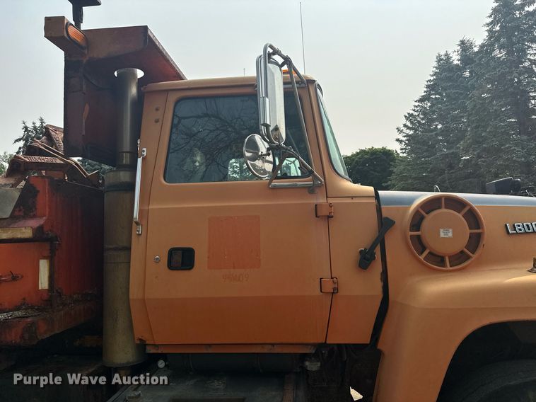 image for item AF9661 1995 Ford L8000  dump truck