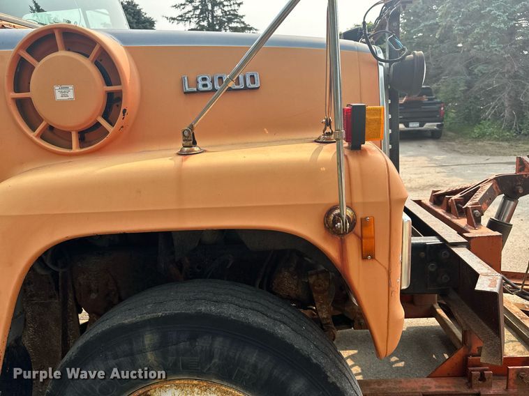 image for item AF9661 1995 Ford L8000  dump truck