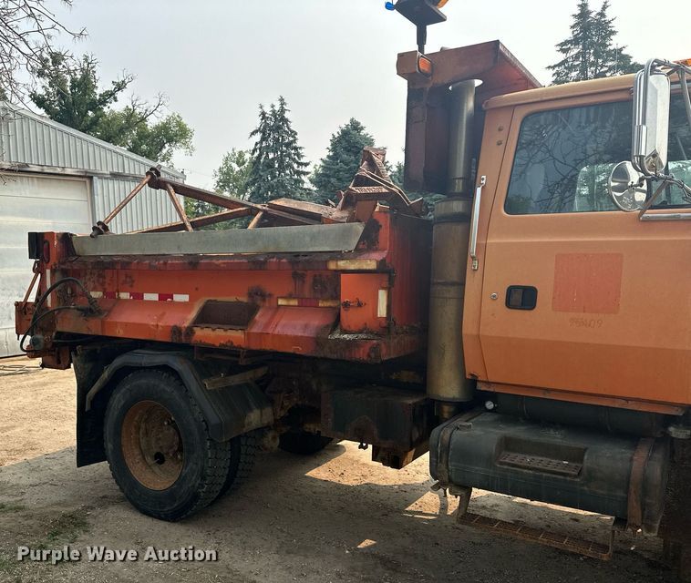 image for item AF9661 1995 Ford L8000  dump truck