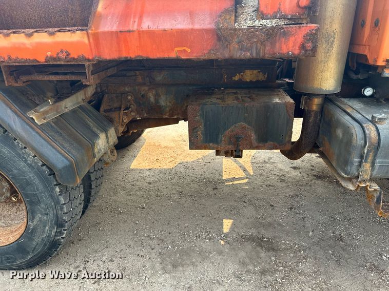 image for item AF9661 1995 Ford L8000  dump truck