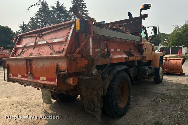 image for item AF9661 1995 Ford L8000  dump truck