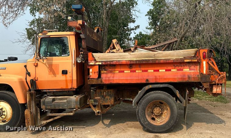 image for item AF9661 1995 Ford L8000  dump truck