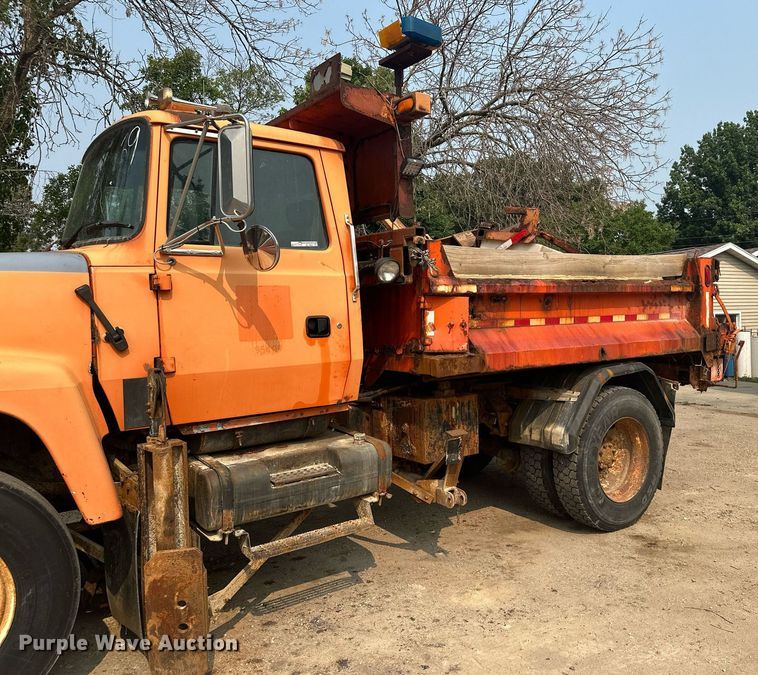 image for item AF9661 1995 Ford L8000  dump truck