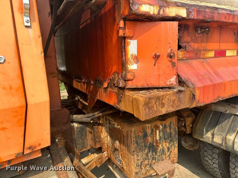 image for item AF9661 1995 Ford L8000  dump truck