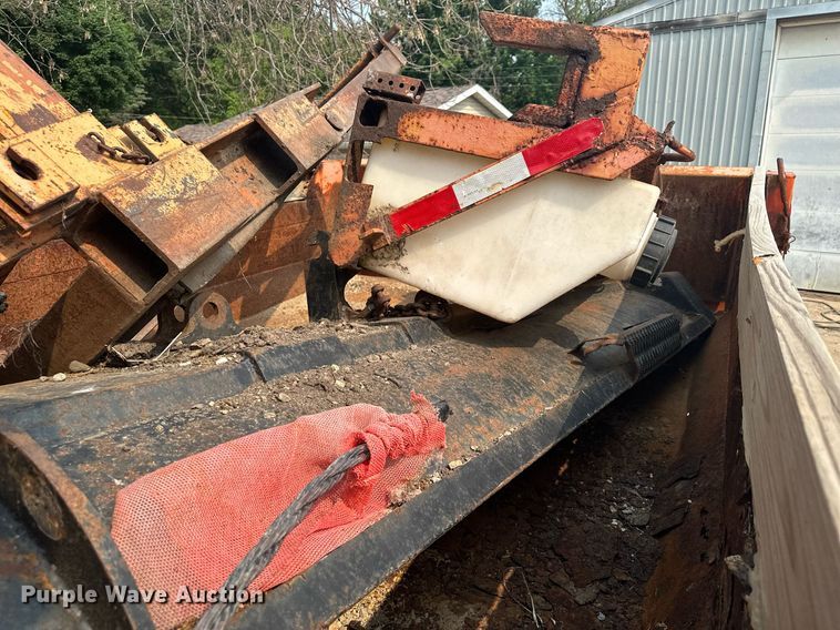 image for item AF9661 1995 Ford L8000  dump truck