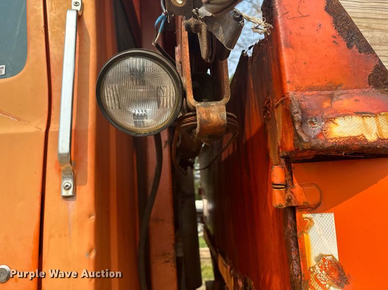 image for item AF9661 1995 Ford L8000  dump truck