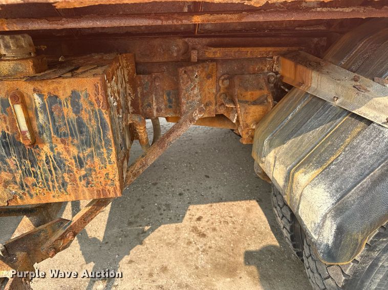 image for item AF9661 1995 Ford L8000  dump truck