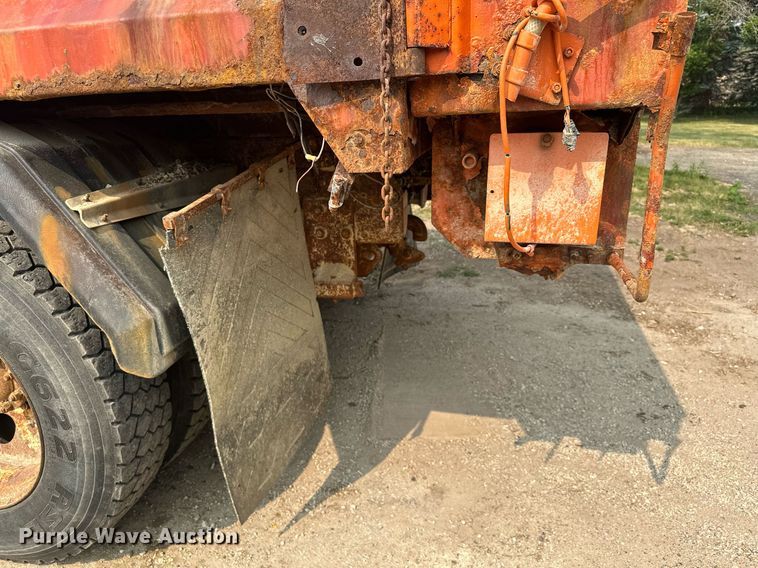 image for item AF9661 1995 Ford L8000  dump truck