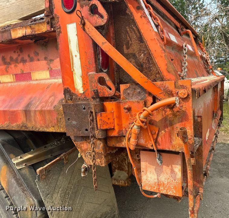 image for item AF9661 1995 Ford L8000  dump truck