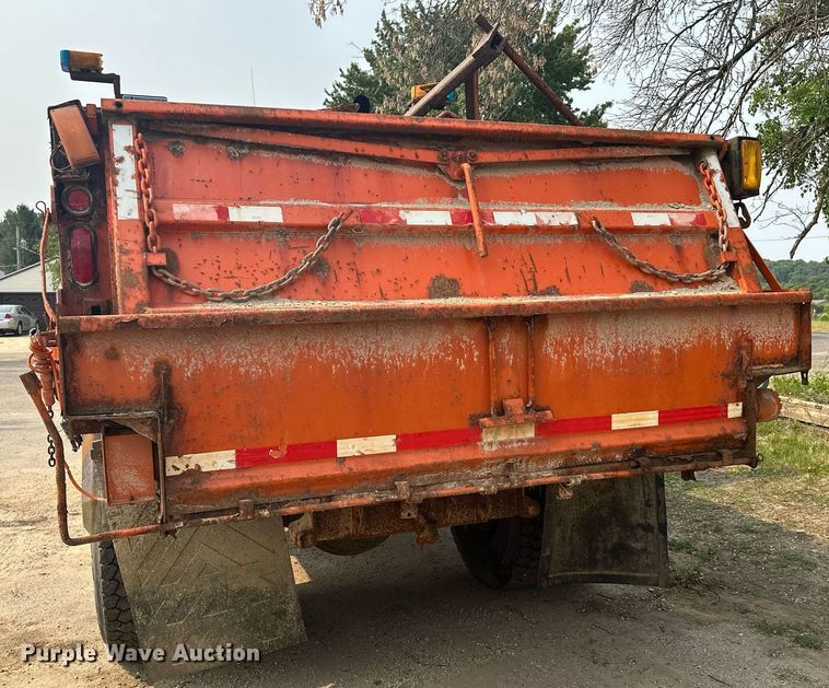 image for item AF9661 1995 Ford L8000  dump truck