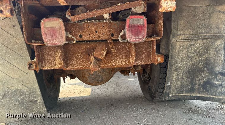 image for item AF9661 1995 Ford L8000  dump truck