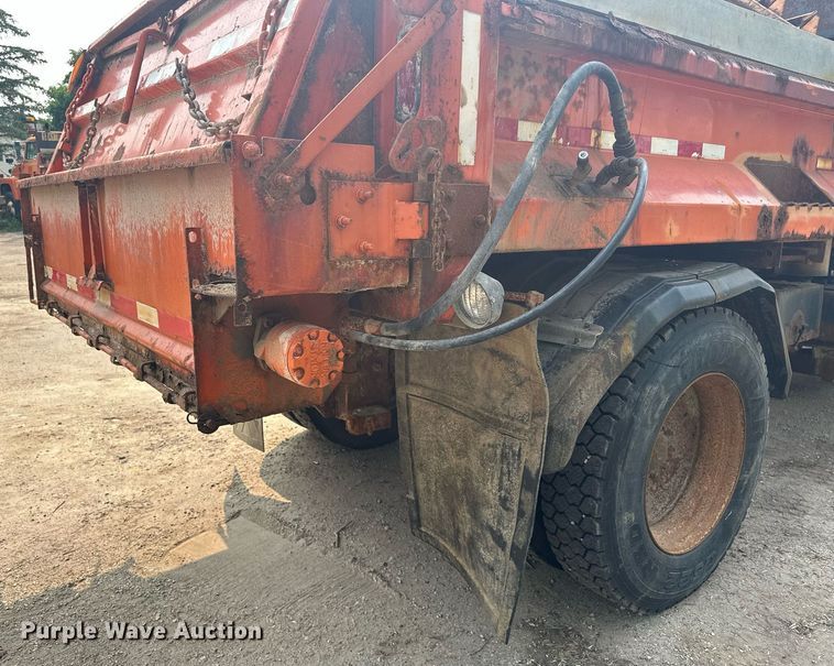 image for item AF9661 1995 Ford L8000  dump truck