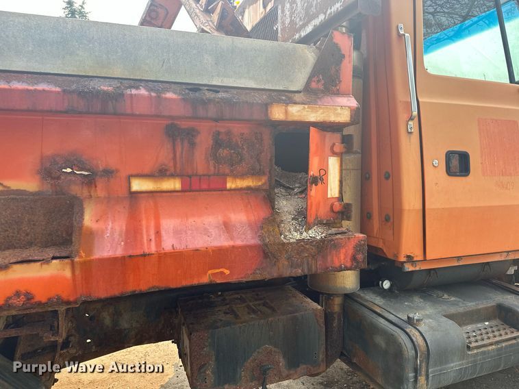 image for item AF9661 1995 Ford L8000  dump truck