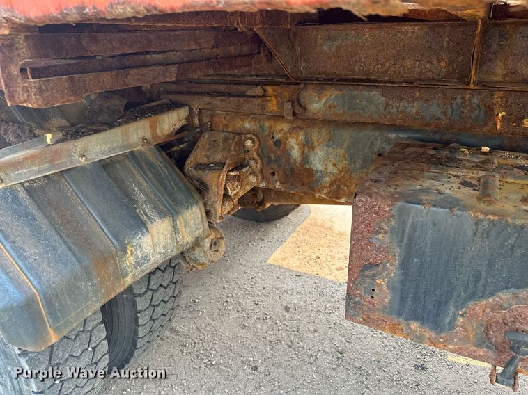 image for item AF9661 1995 Ford L8000  dump truck