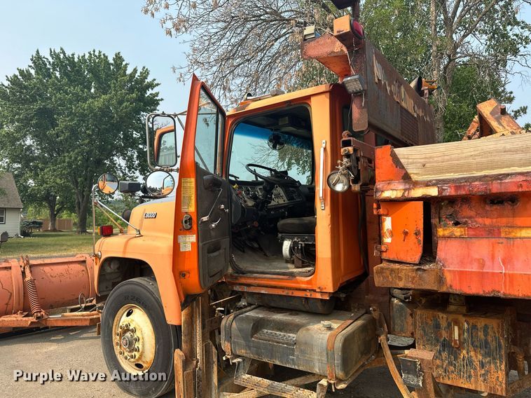 image for item AF9661 1995 Ford L8000  dump truck