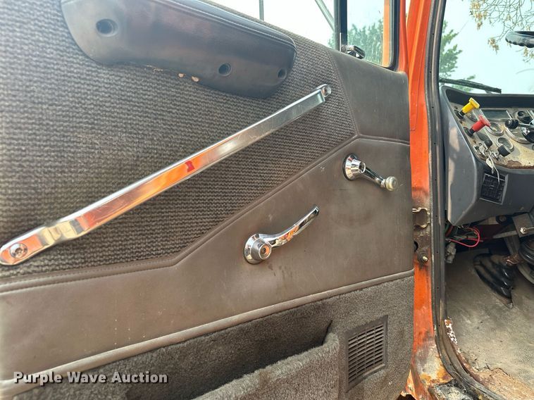 image for item AF9661 1995 Ford L8000  dump truck