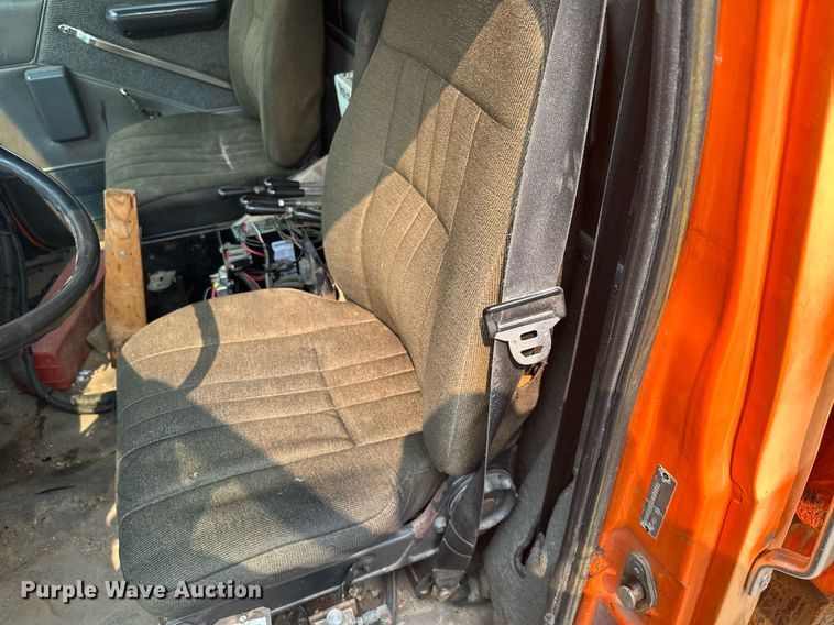 image for item AF9661 1995 Ford L8000  dump truck