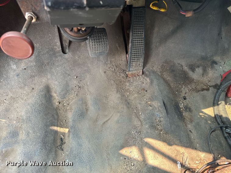 image for item AF9661 1995 Ford L8000  dump truck