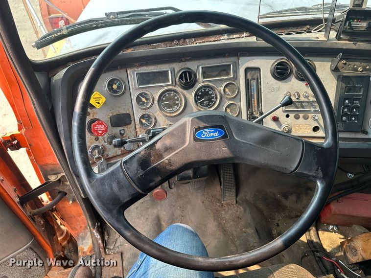 image for item AF9661 1995 Ford L8000  dump truck