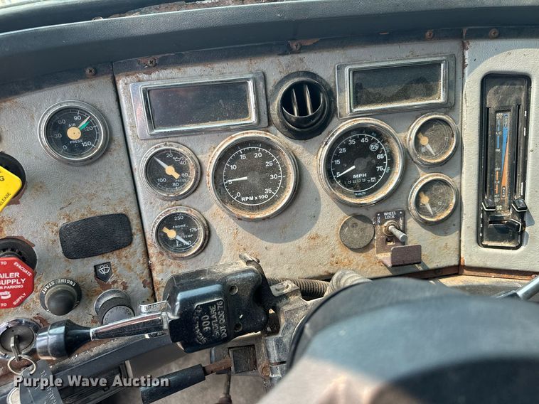 image for item AF9661 1995 Ford L8000  dump truck