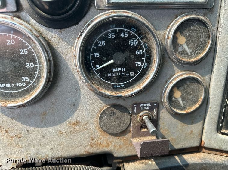 image for item AF9661 1995 Ford L8000  dump truck