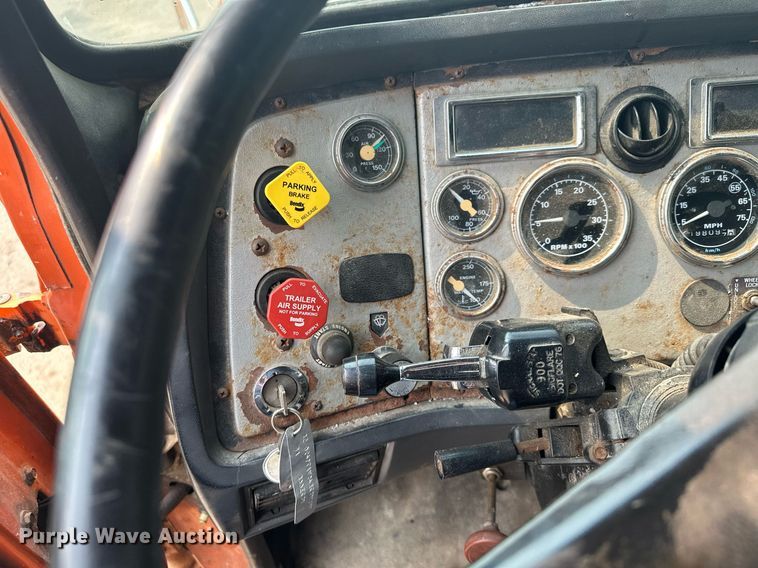 image for item AF9661 1995 Ford L8000  dump truck