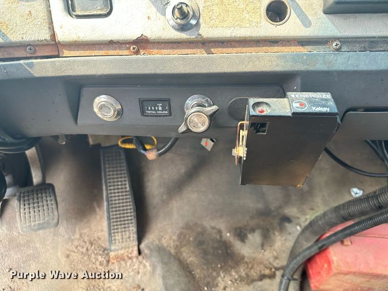 image for item AF9661 1995 Ford L8000  dump truck